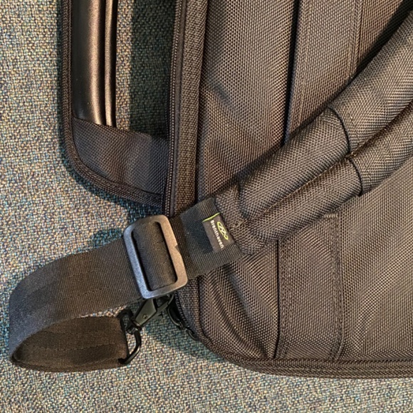 Brenthaven 16” x 13 1/2” Computer Bag Lightweight  Black Like New, Luggage strap - Picture 13 of 14